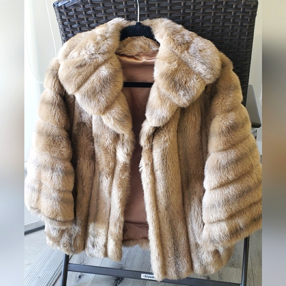 Beautiful Faux Fur Sears 1960s Capelet Wedding - Picture 2 of 4